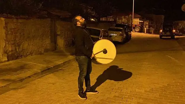 Mahallede Ramazan davulcusu olmayınca muhtar iş başına geçti