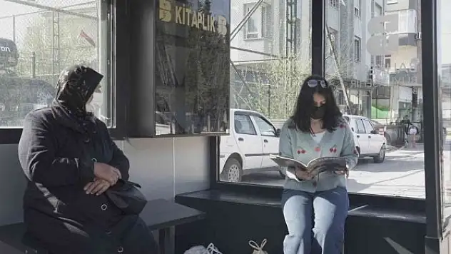 Otobüs durakları kütüphaneye dönüşüyor