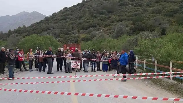 Belediyenin altı yıl önce kapattığı yol mahalleliyi çileden çıkardı