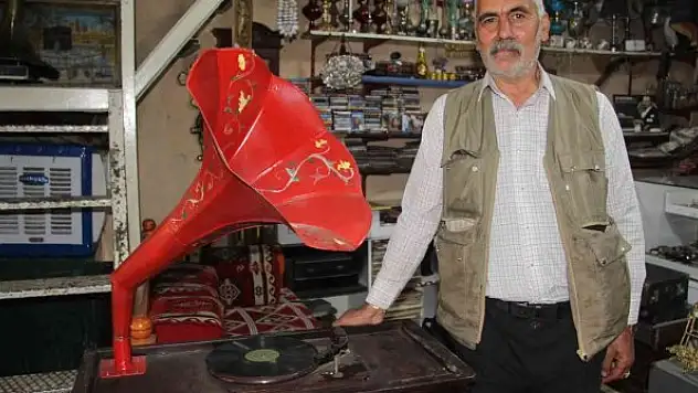 Asırlık gramafonlar antikacıların dükkanlarını süslüyor