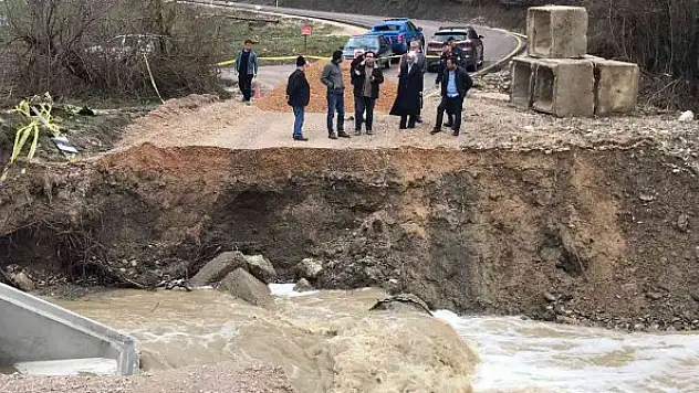 Sel, menfez konularak geçiş sağlanan köprüye zarar verdi