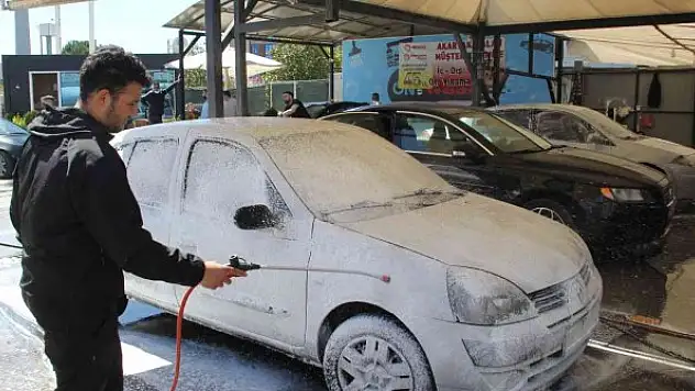 Çamur yağdı oto yıkamacılarda yoğunluk yaşandı