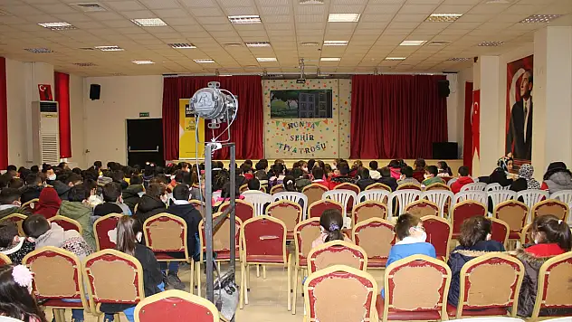 Yunak'ta kukla tiyatro gösterisi yapıldı