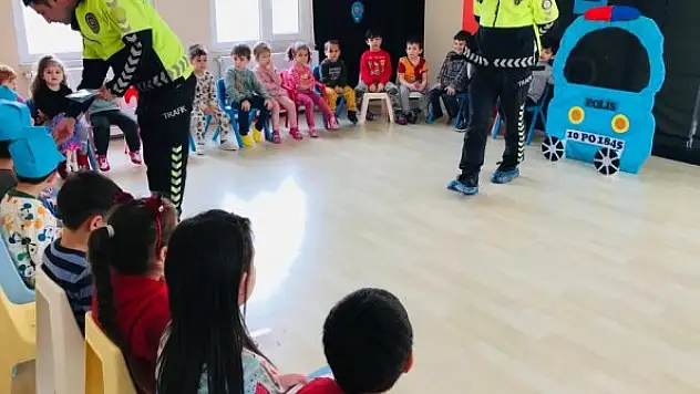 Polis ekipleri, kreşteki çocuklara görevlerini anlattı