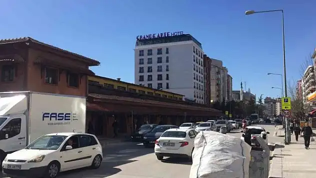 Üniversite Caddesi'nde sıkışan trafik araç sahiplerine zor anlar yaşattı
