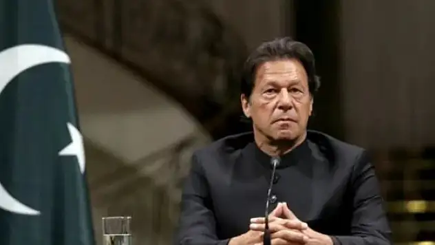 Pakistan'da hükümet düşürüldü