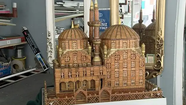 15 bin kibrit çöpünden yaptığı camiye 27 yıldır gözü gibi bakıyor 