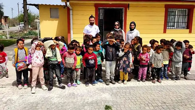 Köy okulunu restore ettirip eğitim yuvası haline getirdi