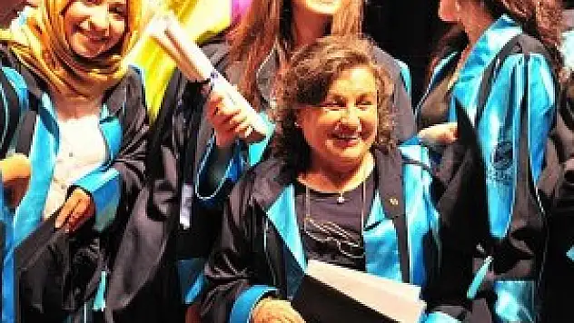 71 yaşında fakülteden birincilikle mezun oldu