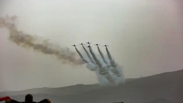 Türk Yıldızları'nın gösterisi toz taşınımı nedeniyle kısa sürdü