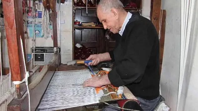 100 yıllık tezgahta dokuduğu kilimleri yurt dışına ihraç ediyor