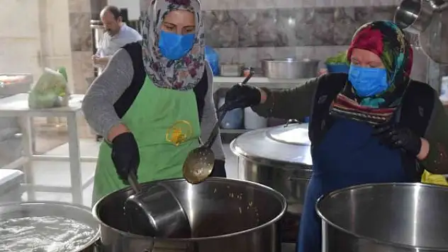 Aşevi ramazanda 500 kişiye yemek ulaştırıyor