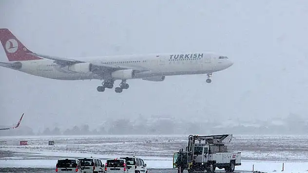 Uçak seferlerine kar engeli