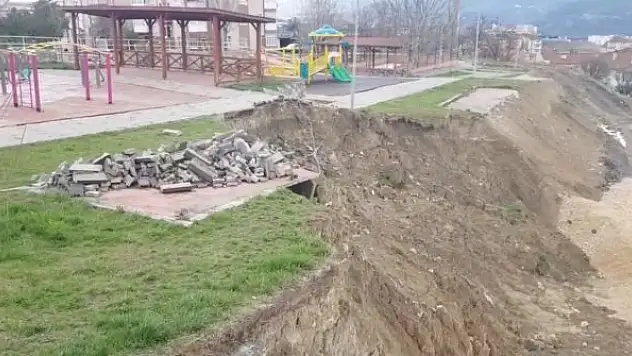 Çocuk parkında heyelan tehlikeye davetiye çıkardı!