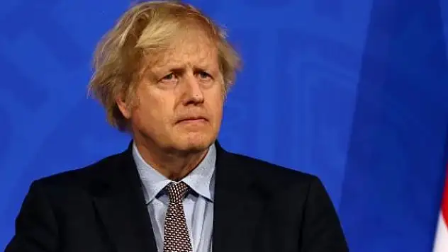 COVID-19 kurallarını ihlalden para cezası alan Johnson özür diledi ancak istifa etmedi