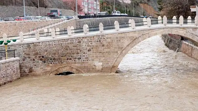 Türkiye'nin en hızlı akan çayında artan su seviyesi korkutuyor