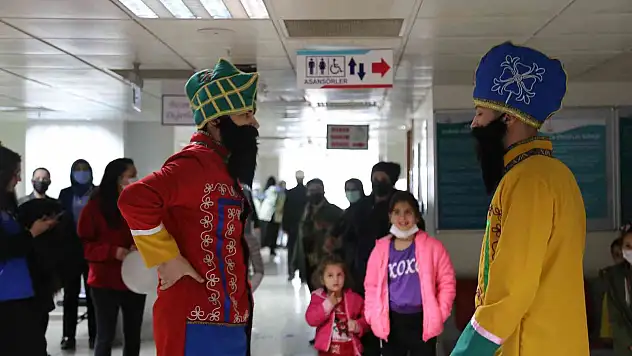 Hastanede tedavi gören çocuklar için tiyatro etkinliği düzenlendi