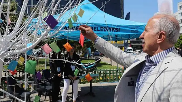 İlkokul öğrencilerinin dilekleri dilek ağacına asıldı