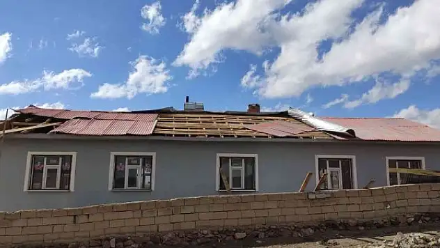 Fırtına çatıları uçurdu