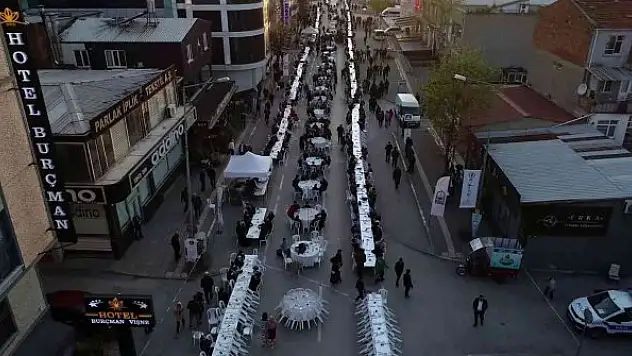 12 bin kişi aynı sofrada iftar yaptı
