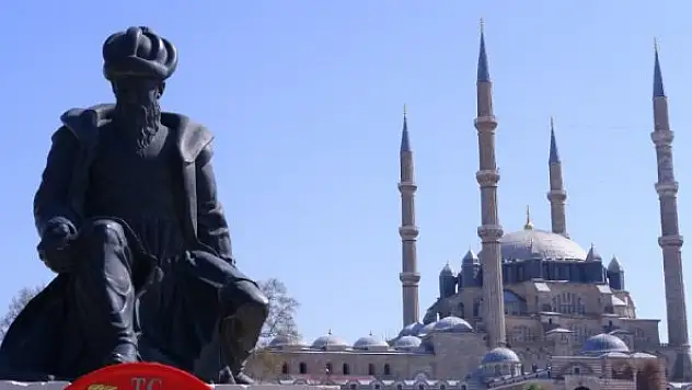 Mimar Sinan Heykeli ustalık eserinin önündeki yerini aldı