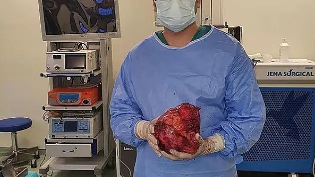 Halsizlik şikayetiyle gitti, karnından 20 santimlik kitle çıkarıldı