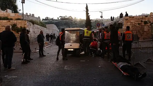 İsrail polisi Mescid-i Aksa'ya baskın düzenledi