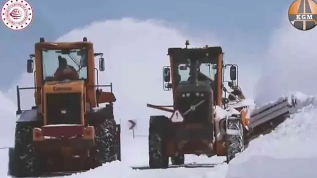 Erzurum-Tekman yolu 3 bin rakımda karla mücadele