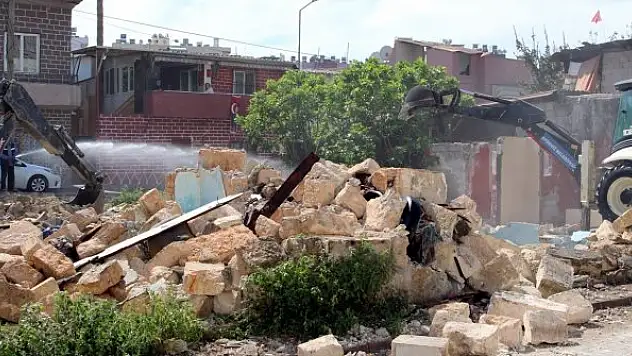 Üç metruk bina yıkıldı