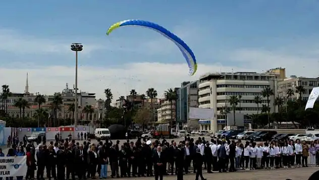 Yamaç paraşütçüsü törendeki kalabalığa çarptı