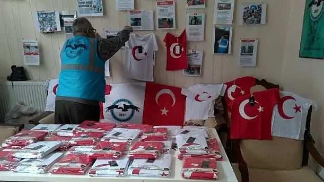 23 Nisan için miniklere ay yıldızlı hediye