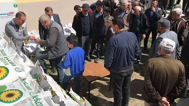 113 çiftçiye yağlık ayçiçeği tohumu dağıtıldı