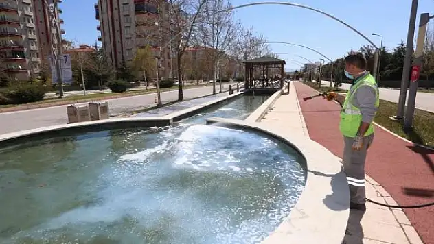 Larva ilaçlama çalışmalarını sürdürüyor