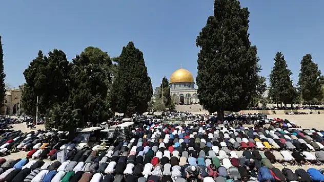İsrail polisinin sabah baskın düzenlediği Mescid-i Aksa'da 60 bin kişi cuma namazı kıldı
