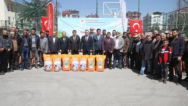 Beyşehir'de üreticilere hibe destekli yağlık ayçiçeği tohumu dağıtıldı