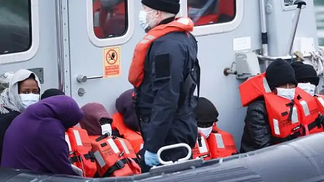 Göçmenleri Ruanda'ya gönderecek İngiltere'ye gelişler sürüyor