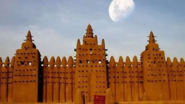 700 yıllık camide şaşırtan gelenek! Her yıl çamurla yenileniyor