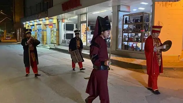 Sahurda davul yerine mehteren takımı uyandırdı