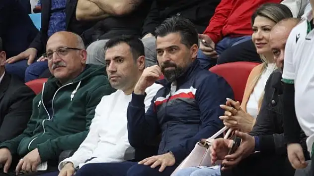 İlhan Palut'a basketbol maçında sevgi seli!