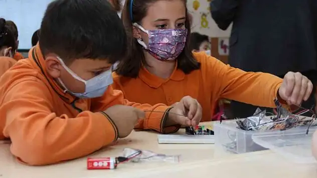 Minikler sınıflarda hava kalitesini kendi yaptıkları cihazla ölçüyor