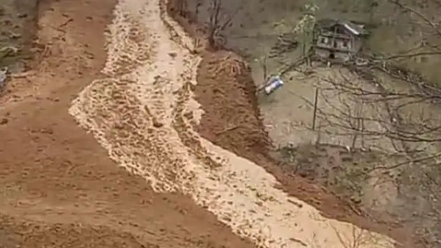 Dağ adeta çamur oldu aktı