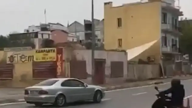 Kaldırımda son bulan 3 saniyelik drift, sosyal medyayı salladı