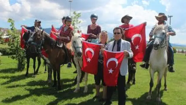 Alman turistler tarihi İpek Yolu'nu atlarla geçti