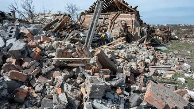 Ukrayna'ya ilk yabancı kurtarma ekibi ulaştı