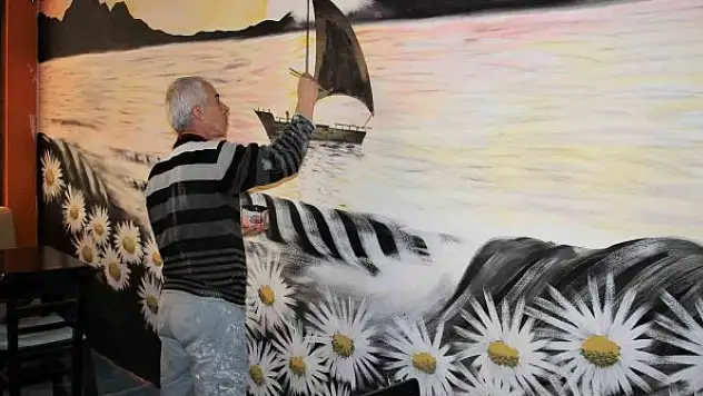 Ruhsuz duvarları hayalleriyle renklendiriyor