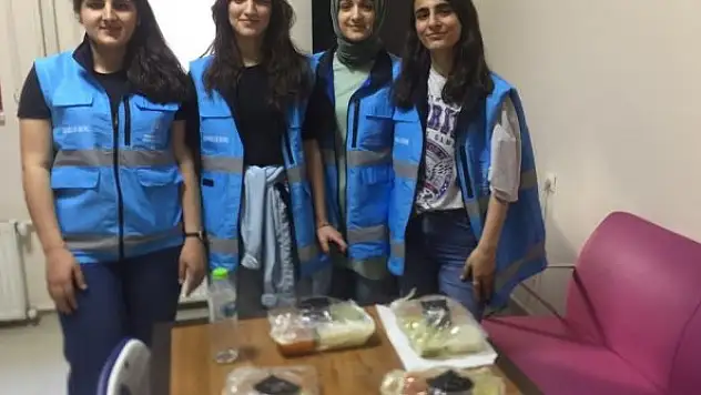 Öğrenci yurdunda pişirilen yemekler ihtiyaç sahiplerine de veriliyor