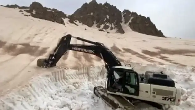 Nisan ayında 9 metrelik karla mücadele çalışması