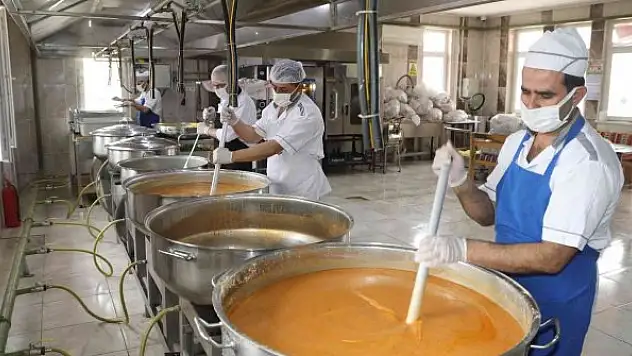Dev kazanlar iftar yemekleri için kaynıyor