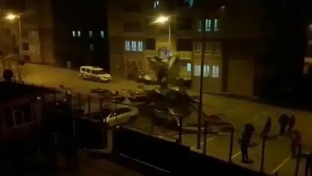 Şiddetli rüzgar cami minaresini salladı