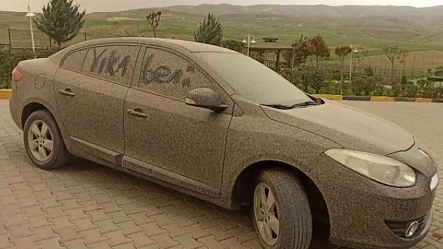 Araç ve balkonlar tozla kaplandı